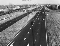 844413 Gezicht op de kruising van de Zandveldseweg-'s-Gravenhoutseweg (onderdeel van de secundaire provinciale weg S15, ...